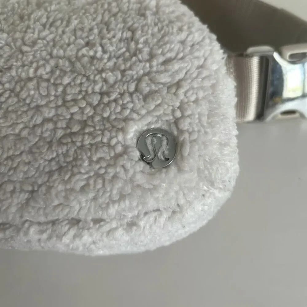 Lululemon Everywhere Belt Bag Sherpa Fleece White Ivory Tan Crossbody Fanny Pack